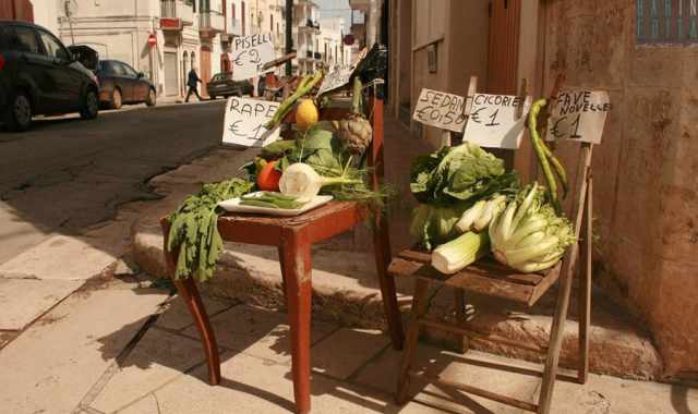 Mola, nelle vie del centro storico i colori e i profumi delle "sedie della verdura"